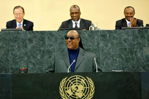 En la foto, el Secretario General Ban Ki-moon, el Presidente de la Asamblea General John W. Ashe, el Secretario General Adjunto de DGACM, Tegegnework  Gettu  y Stevie Wonder, Mensajero de la Paz de la ONU