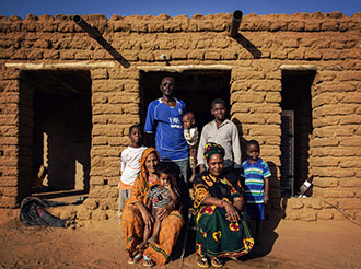 Una familia de grupos étnicos mixtos (árabe, tuareg y Songhai) en Gao, Malí. © ONU/Marco Dormino.