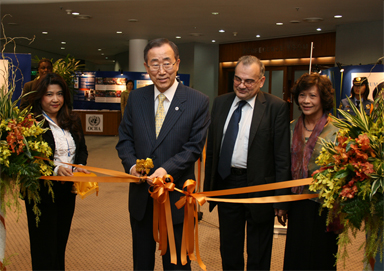 El Secretario General Ban Ki-moon en el momento de cortar la cinta inaugural durante la presentación del logo del 60º aniversario de la Declaración Universal de los Derechos Humanos en Bangkok.