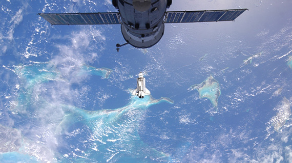 El transbordador Atlantis se acopla a la Estación Espacial Internacional. Servicio de prensa de la Agencia Espacial Federal Rusa/Aleksandr Samokutyayev