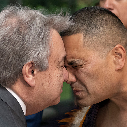 Guterres es recibido con una ceremonia tradicional Maori en su reciente visita a Nueva Zelanda en mayo de 2019. ONU/Mark Garten.