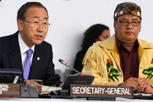 >El Secretario General Ban Ki-moon y el Gran Jefe Edward John, Presidente del Foro Permanente para las Cuestiones Indígenas