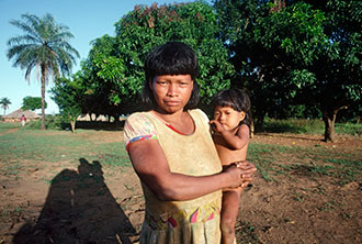 Una mujer de la tribu Xavante con su hijo en brazos, Mato Grosso, Brasil. Foto ONU/Joseane Daher