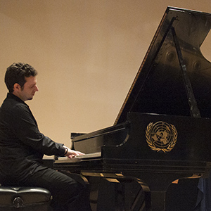 Dimitrije Vasiljevic,el galardonado pianista y compositor serbio, actúa en el concierto celebrado en la Sede de las Naciones Unidas con motivo del Día Internacional del Jazz.