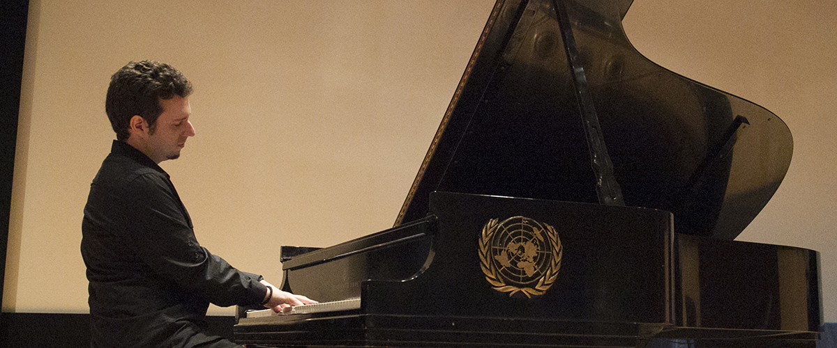 Dimitrije Vasiljevic,el galardonado pianista y compositor serbio, actúa en el concierto celebrado en la Sede de las Naciones Unidas con motivo del Día Internacional del Jazz.