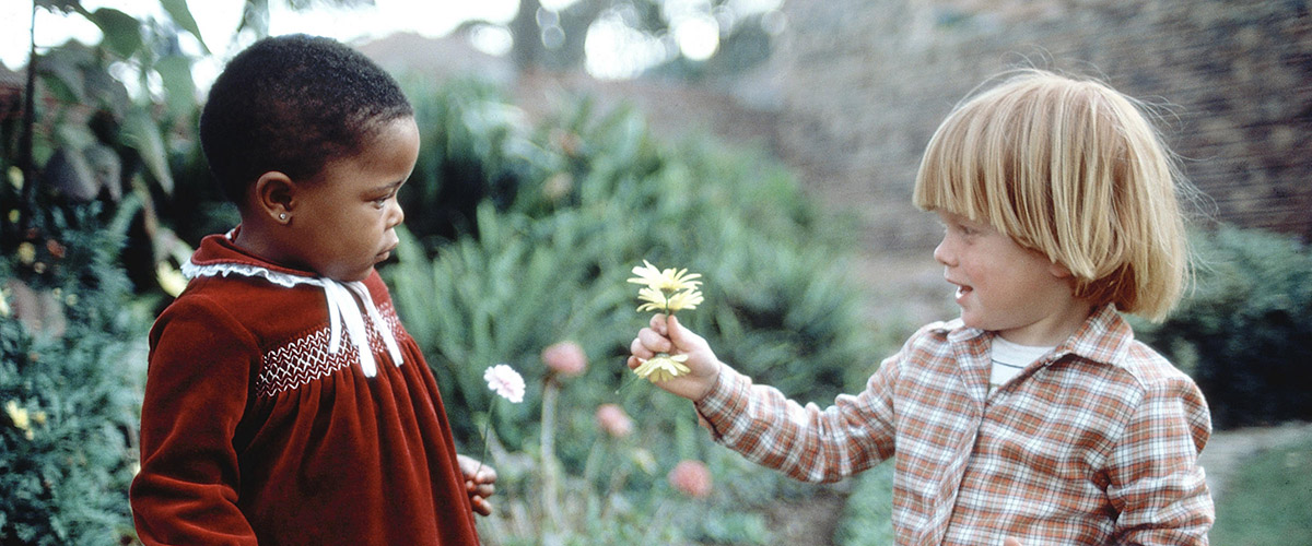 Dos jóvenes de diferentes razas forjaron una conexión de amistad