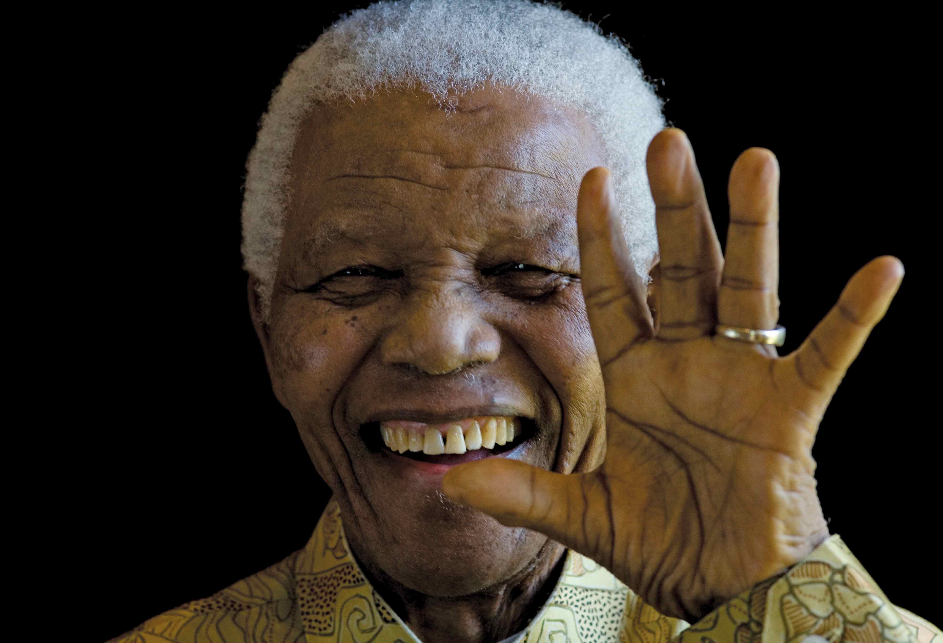 Mandela saluda sonriente