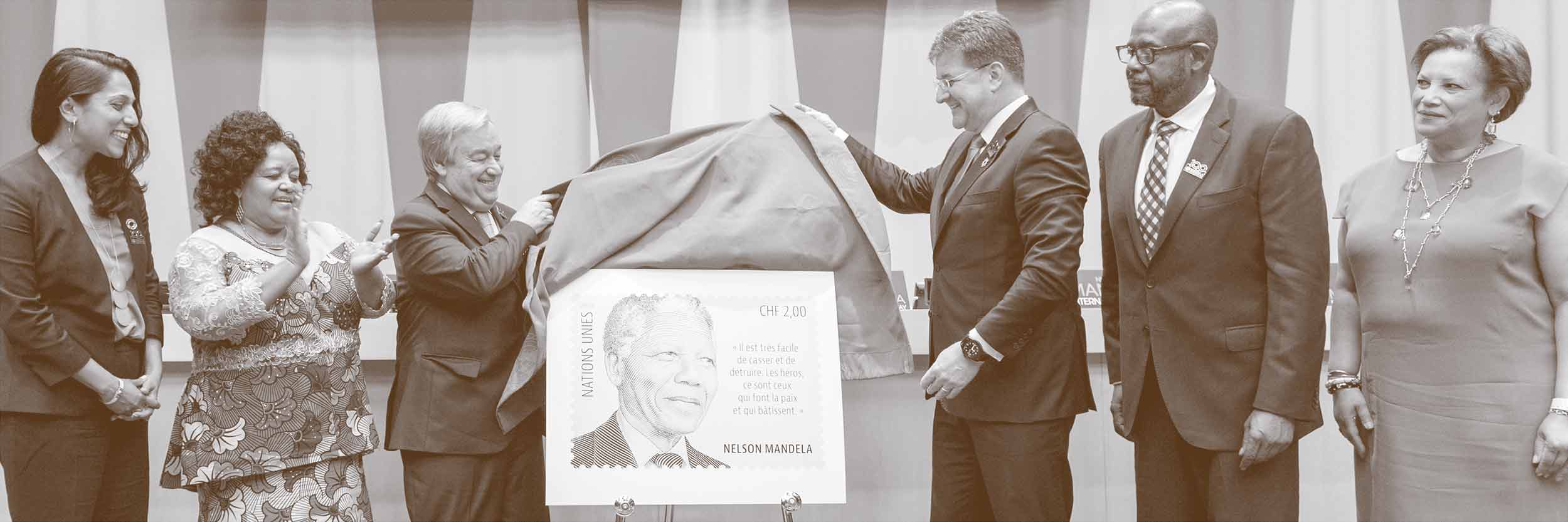 Secretary-General António Guterres (centre left) and Miroslav Lajčák (centre right), President of the 72nd session of the General Assembly, unveil a new stamp on the occasion of Nelson Mandela International Day. Mr. Guterres and Mr. Lajčák are joined for the unveiling by (left to right): Penny Abeywardena, Commissioner of NYC; Edna Molewa, Minister of Environmental Affairs of South Africa; Forest Whitaker, UNESCO Special Envoy for Peace and Reconciliation and SDG Global Advocate; and Catherine Pollard, Under-Secretary-General for General Assembly and Conference Management. © Foto ONU/Rick Bajornas