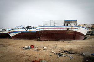 Barcos de inmigrantes abandonados frente al puerto de Lampedusa, Italia.