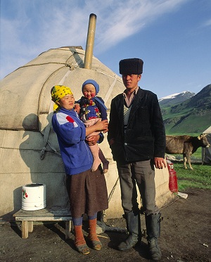 Una familia kirguís en frente de su yurta en el Valle Tchonkymyn en las montañas de Tien Shan. Foto de la ONU/F Charton.