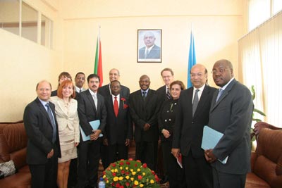 La Comisión de Consolidación de la Paz con el Presidente de Burundi Sr. Pierre Nkurunziza (centro), y el Sr. Youssef Mahmoud, Representante Ejecutivo del Secretario General en Burundi (izquierda) en Bujumbura (Burundi).