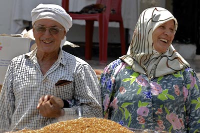 Una pareja cocina y vende trigo en las calles de Naquoura (el Líbano).