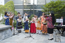 El grupo japonés “Violinistas Tarumi” ejecutó varias obras musicales durante la ceremonia de la campana de la paz.