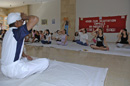 El personal de las Naciones Unidas ofrecen a la comunidad local en el Líbano clases de yoga como parte del programa de alcance exterior de la misión.