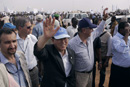 El Secretario General Sr. Ban Ki-moon reconoce la cálida acogida de los desplazados internos según llega al campamento de Al-Salam, situado en las proximidades de El Fasher en el norte de Darfur (el Sudán).