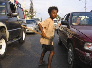 Un adolescente trabajando en la calle