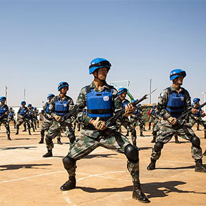 La Misión Multidimensional Integrada de Estabilización de las Naciones Unidas en Malí (MINUSMA) celebra en la ciudad de Gao con un desfile la medalla otorgada al contingente chino.