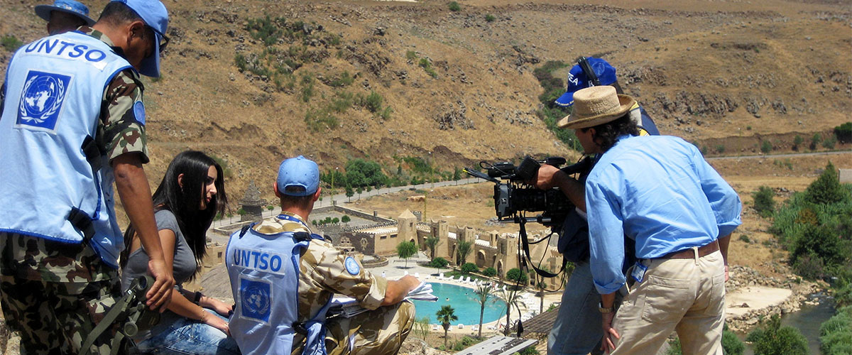 Una estudiante de periodismo entrevista a un observador militar de la misión de la ONU en el Líbano.