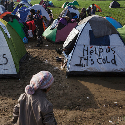 Miles de refugiados, principalmente de Iraq y Siria, están viviendo en tiendas de campaña en un improvisado campamento cerca de Idomeni, en la frontera entre Grecia y la ex República Yugoslava de Macedonia.
