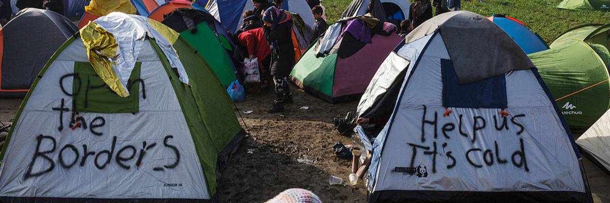 Miles de refugiados, principalmente de Iraq y Siria, están viviendo en tiendas de campaña en un improvisado campamento cerca de Idomeni, en la frontera entre Grecia y la ex República Yugoslava de Macedonia.
