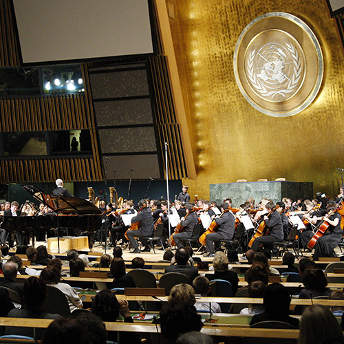 Concierto sinfónico en la sede de la ONU con motivo del 65 aniversario del final de la Segunda Guerra Mundial. Foto ONU/Mark Garten