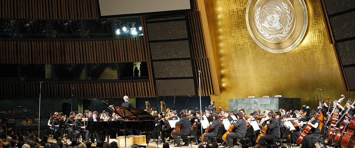 Concierto sinfónico en la sede de la ONU con motivo del 65 aniversario del final de la Segunda Guerra Mundial. Foto ONU/Mark Garten