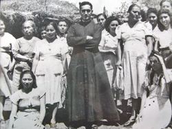 Monseñor Óscar Arnulfo Romero y unas mujeres salvadoreñas.