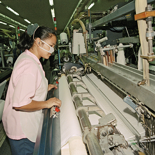 Una mujer que trabaja en una fábrica de tejidos en Bangkok. Foto ONU/Eskinder Debebe