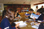 Asistentes a la Biblioteca del Centro de información en Bogotá, Colombia