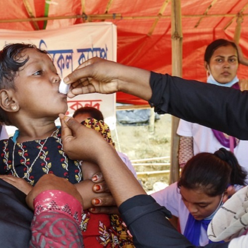 Trabajadores de una ONG prestan servicios gratuitos de atención médica en Bangladesh.