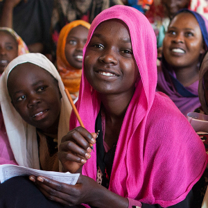 Mujeres en el campamento de Abu Shouk para personas internamente desplazadas, Darfur Septentrional, reciben lecciones de inglés impartidas por profesores voluntarios y facilitadas por la policía de la UNAMID.