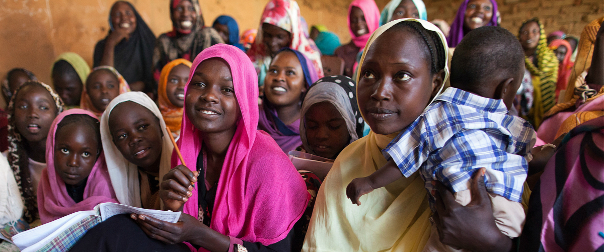 Mujeres en el campamento de Abu Shouk para personas internamente desplazadas, Darfur Septentrional, reciben lecciones de inglÃ©s impartidas por profesores voluntarios y facilitadas por la policÃ­a de la UNAMID.