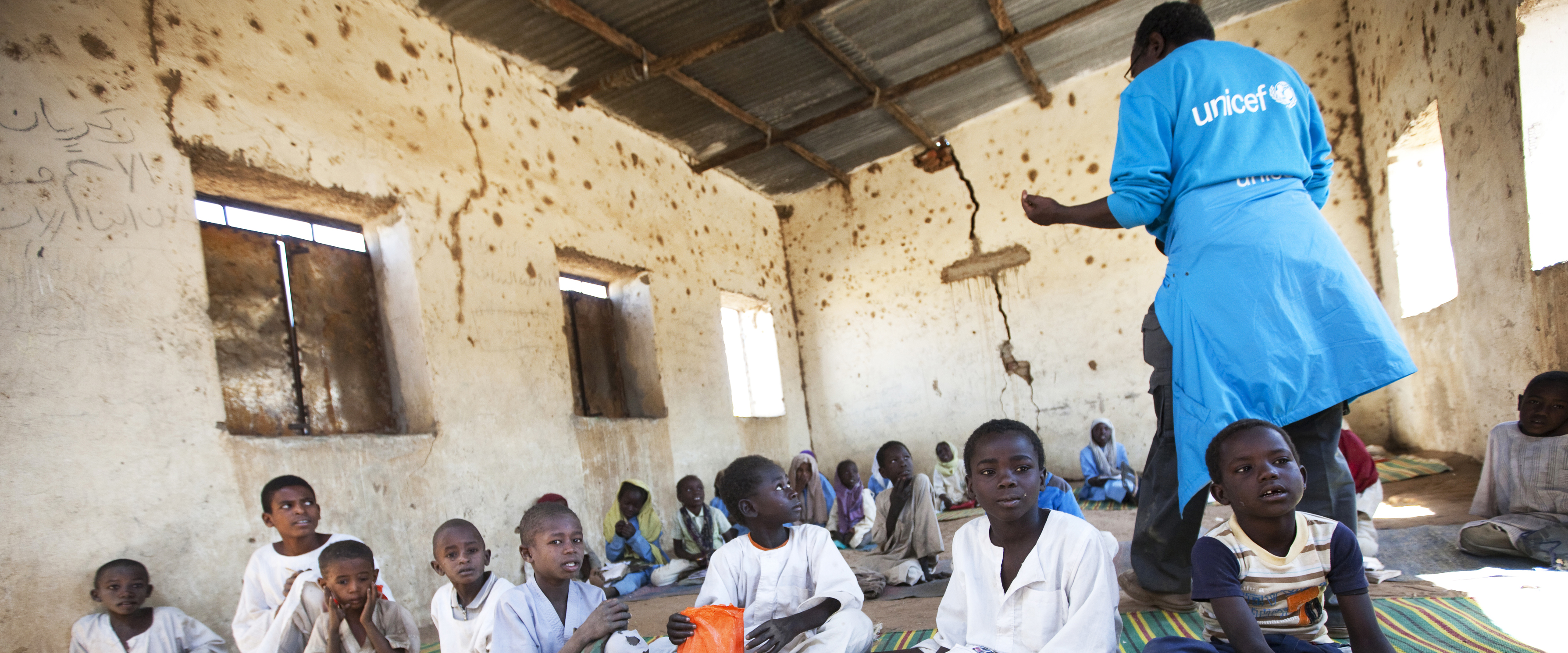 Estos estudiantes asisten a esta escuela  en Sullu (Darfur), donde imparten clases maestros y maestras voluntarios.