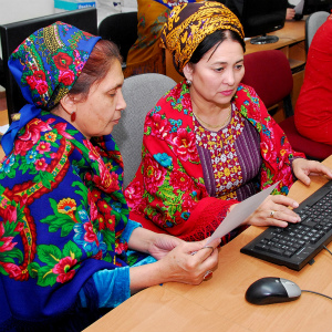 Mujeres expertas en estadística entran información en la base de datos para su posterior procesamiento y análisis (Turkmenistán).