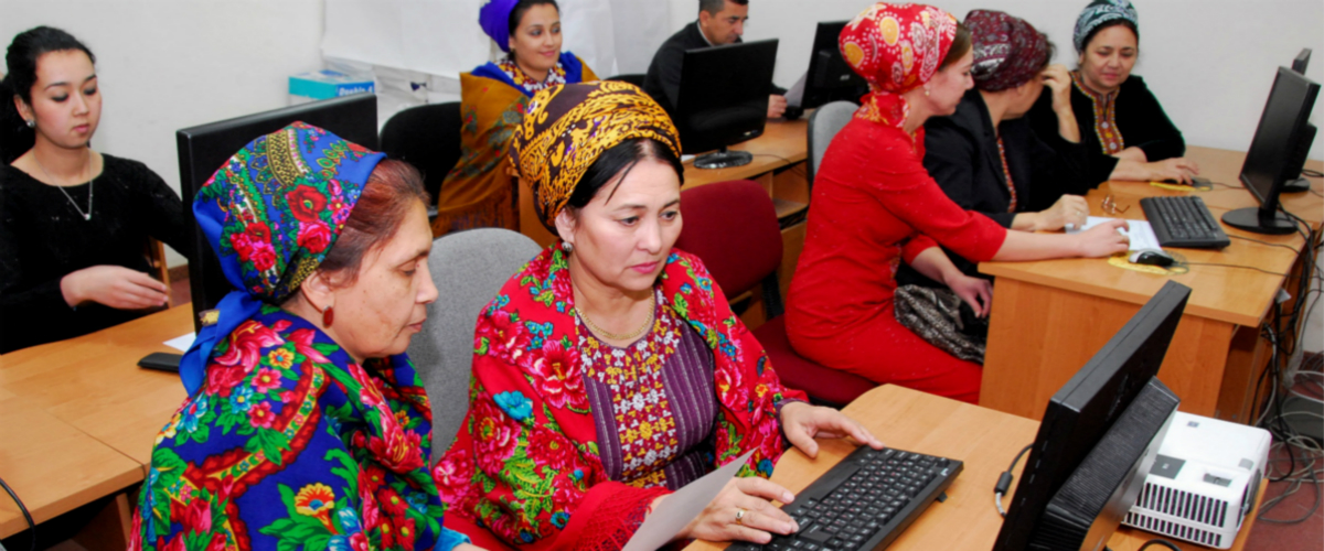 Mujeres expertas en estadística entran información en la base de datos para su posterior procesamiento y análisis (Turkmenistán).