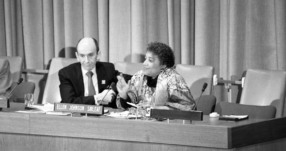 La Sra. Ellen Sirleaf participa en la mesa redonda del Día Internacional de la Mujer, 1990.