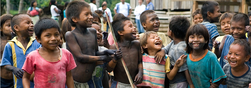Un grupo de  niños indígenas en el pueblo Embera, desplazados por el conflicto armado.