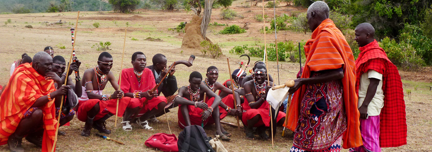 Miembros de un grupo de canto tradicional de los masai, Kenia. 