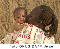 Mujer besando a un niño.