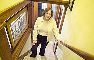 A woman with COPD has a problem with climbing stairs.