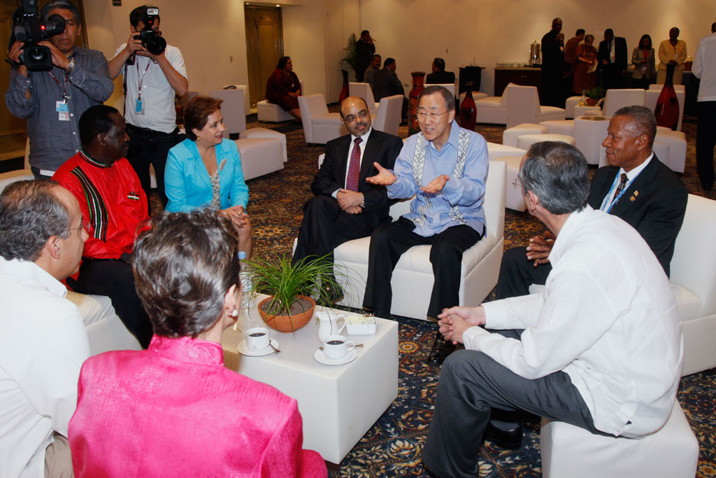 7  de diciembre de 2010 - En la foto, el Secretario General Ban Ki-moon (centro) conversa con los participantes en la COP 16 en Cancún, México, poco antes de la apertura de su segmento de alto nivel. Entre los que conversan con Ban se encuentra Espinosa (cuarta desde la izquierda), Ministra para Asuntos Exteriores de México  en ese momento.
