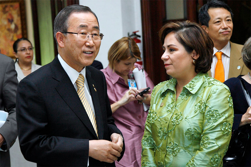 4 de agosto de 2008 - En la foto, el Secretario General, Ban Ki-moon, se reúne en México con la futura responsable de la CMNUCC, cuando era Ministra de Relaciones Exteriores. Foto ONU/Evan Schneider