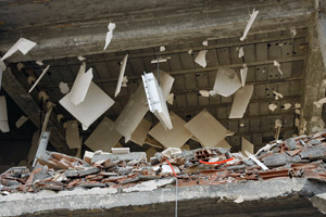El complejo que albergaba la sede de las Naciones Unidas en Argel quedó destruido por el ataque terrorista de 2007. (Foto de la ONU/Evan Schneider)