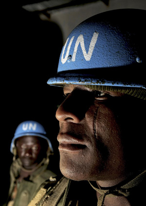 En 2008, miembros del contingente nigeriano de la UNAMID, en una patrulla nocturna a través de los campamentos de las personas internamente desplazadas en El Geneina, capital del estado de Darfur occidental, Sudán