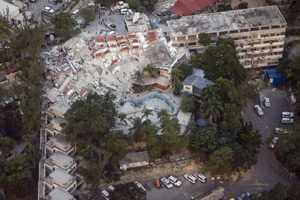 Vista área de la derruida sede de la Misión de Estabilización de las Naciones Unidas en Haití (MINUSTAH), en Puerto Príncipe, tras el devastador terremoto. (Foto de la ONU/Logan Abassi)