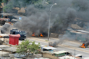 las calles en llamas de  Attécoubéd en Abidján, Côte d'Ivoire, después de que fuerzas leales al ex Presidente de Côte d'Ivoire, Laurent Gbagbo, disolvieran una protesta de un grupo opuesto a Gbabo