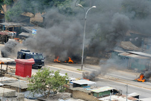 las calles en llamas de Attécoubéd en Abidján, Côte d'Ivoire, después de que fuerzas leales al ex Presidente de Côte d'Ivoire, Laurent Gbagbo, disolvieran una protesta de un grupo opuesto a Gbabo
