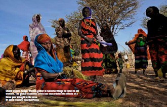 Las mujeres se reúnen en el pueblo de Kalacha para escuchar a los trabajadores de asistencia humanitaria.