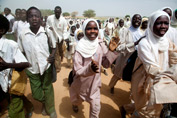 Un grupo de niños africanos caminando