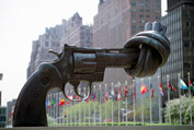 Escultura pistola anudada en la Sede de la ONU